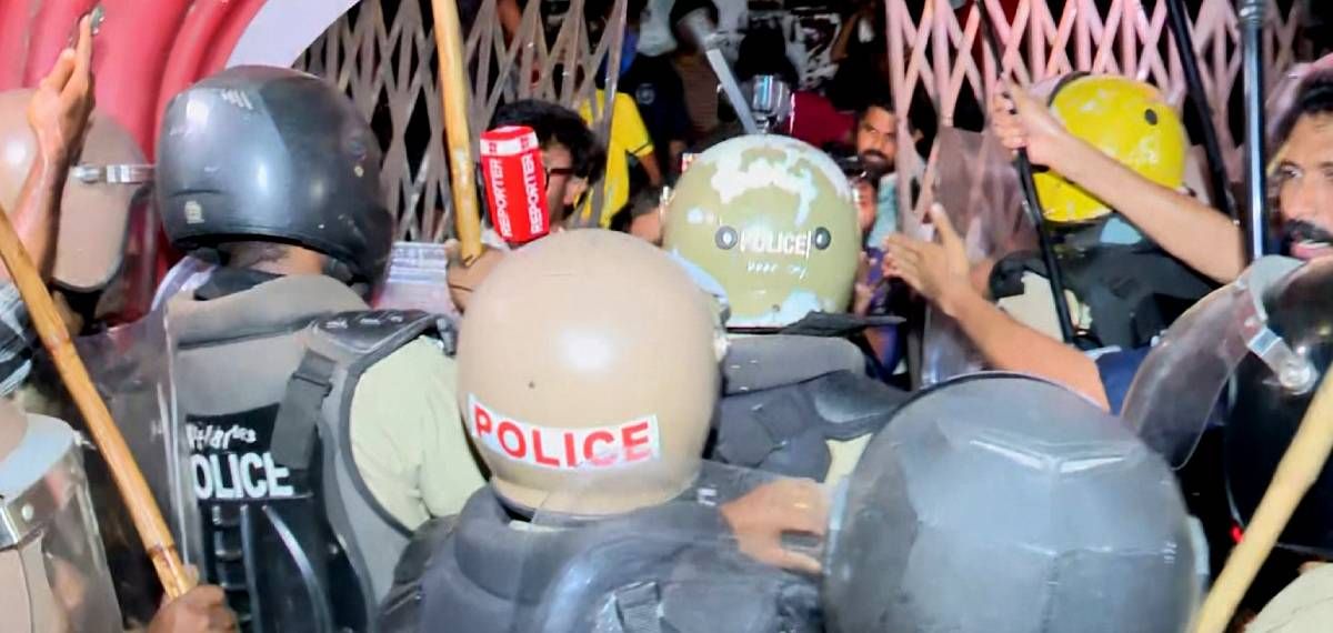തിരുവനന്തപുരത്ത് സംഘർഷം: യൂണിവേഴ്‌സിറ്റി കോളേജ് ഹോസ്റ്റലിൽ പോലീസ് ലാത്തിച്ചാർജ്ജ്; നിരവധി വിദ്യാർഥികൾക്ക് പരിക്ക്