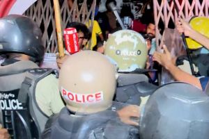 തിരുവനന്തപുരത്ത് സംഘർഷം: യൂണിവേഴ്‌സിറ്റി കോളേജ് ഹോസ്റ്റലിൽ പോലീസ് ലാത്തിച്ചാർജ്ജ്; നിരവധി വിദ്യാർഥികൾക്ക് പരിക്ക്