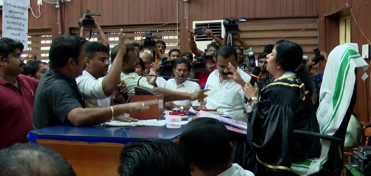 കായികമേളയിലെ അപകടം: തൃശൂർ കോർപ്പറേഷനിൽ കയ്യാങ്കളിയും വാക്കേറ്റവും; വിദ്യാഭ്യാസ വകുപ്പിനെ തള്ളി മേയറും ഡെപ്യൂട്ടി മേയറും