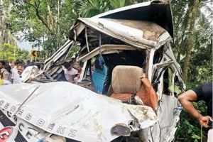 കൂമ്പാറയിൽ ട്രാവലർ മറിഞ്ഞ് 11 മാസം പ്രായമായ കുഞ്ഞ് മരിച്ചു; 22 പേർക്ക് പരിക്ക്