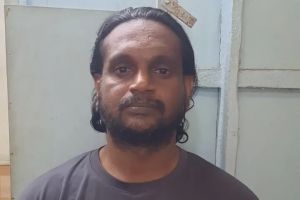 അതിർത്തി തർക്കം: കോഴിക്കോട്ട് അയൽവാസിയായ സ്ത്രീക്കുനേരെ യുവാവ് വെടിയുതിർത്തു; പ്രതി പോലീസിന്റെ പിടിയിൽ