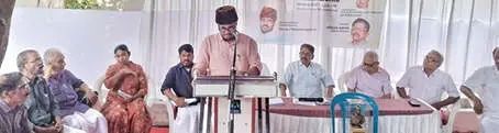 തായാട്ട് ബാലന് മഹാത്മ പുരസ്‌കാരം സമർപ്പിച്ചു