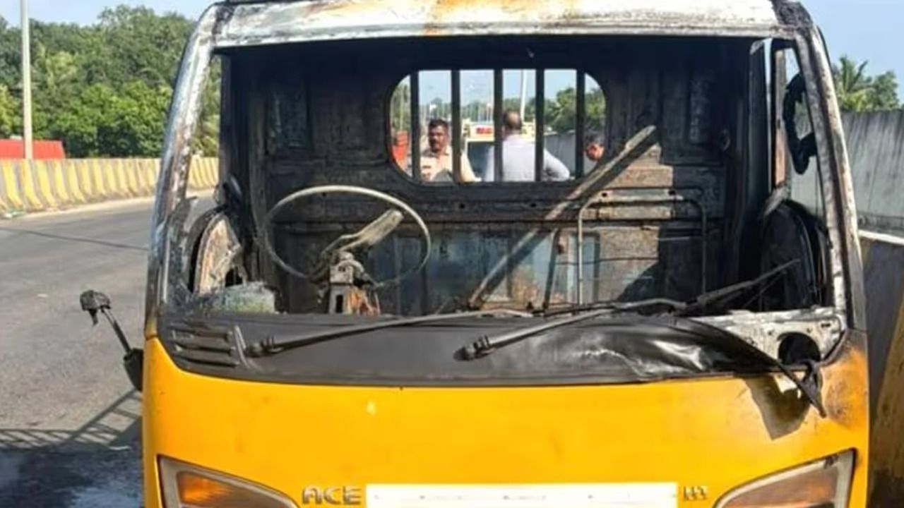 ആലപ്പുഴ ബൈപ്പാസിൽ ഓടിക്കൊണ്ടിരുന്ന മിനി ലോറിക്ക് തീപിടിച്ചു