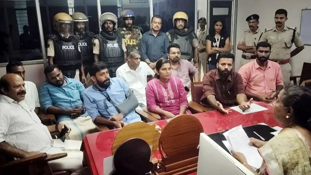വീട്ടമ്മയുടെ മരണം: കണ്ണൂർ ഗവ. മെഡിക്കൽ കോളേജ് പ്രിൻസിപ്പലിന്റെ ഓഫീസ് ഉപരോധിച്ച് ഡിവൈഎഫ്ഐ