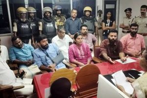 വീട്ടമ്മയുടെ മരണം: കണ്ണൂർ ഗവ. മെഡിക്കൽ കോളേജ് പ്രിൻസിപ്പലിന്റെ ഓഫീസ് ഉപരോധിച്ച് ഡിവൈഎഫ്ഐ
