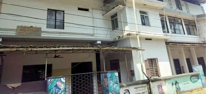 രാമനാട്ടുകരയിലെ പഴയ നഗരസഭാ കെട്ടിടം നശിക്കുന്നു: ബഡ്‌സ് സ്കൂൾ മാറ്റാനുള്ള നടപടികൾ ഫയലിൽ കുടുങ്ങി