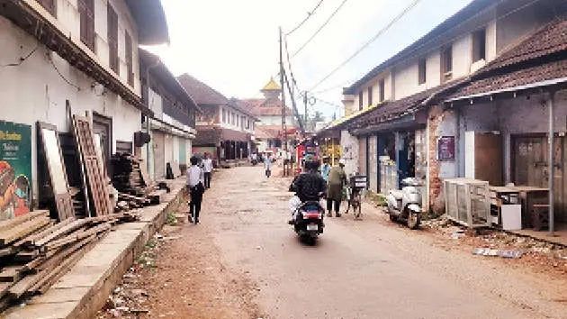 താഴെഅങ്ങാടി പൈതൃകപദ്ധതി പാതിവഴിയിൽ: നിർമാണം നീളുന്നതിൽ നാട്ടുകാരുടെ പ്രതിഷേധം ശക്തമാകുന്നു