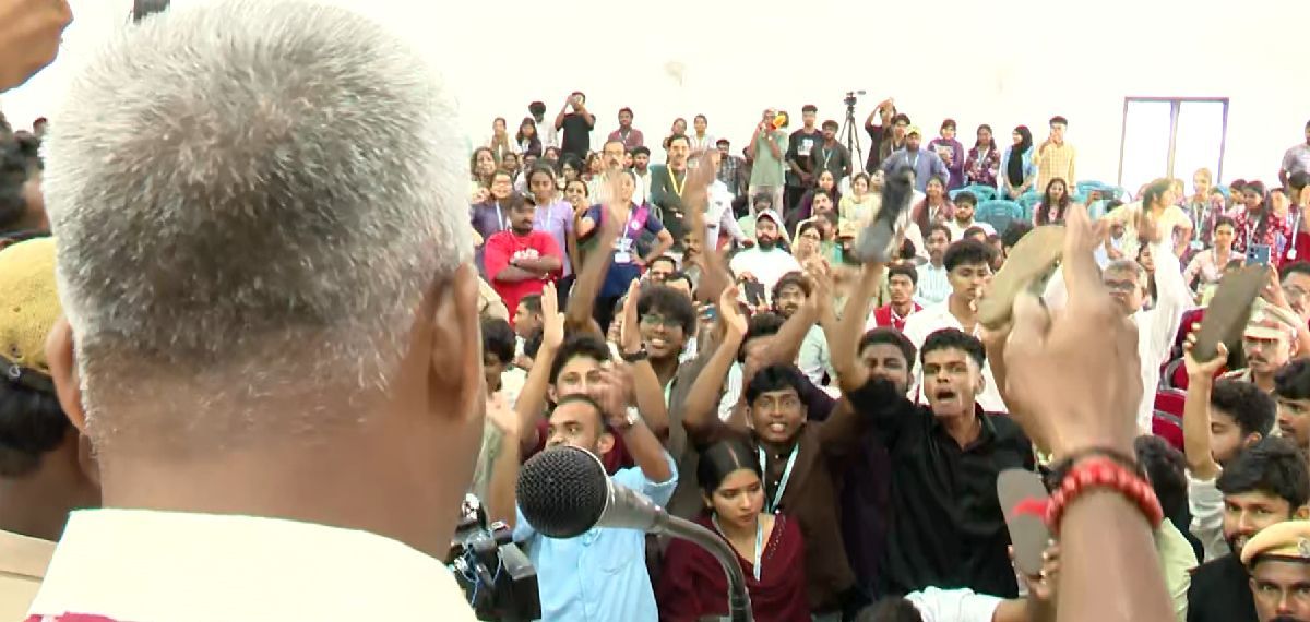 കാസർകോട് കേന്ദ്ര സർവകലാശാലയിലെ വിദ്യാർത്ഥി പ്രതിഷേധം: അഞ്ച് വിദ്യാർത്ഥികൾക്ക് സസ്‌പെൻഷൻ