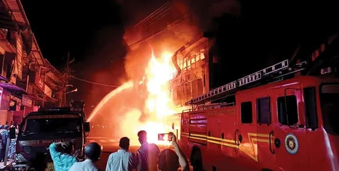 ഓർക്കാട്ടേരിയിൽ വൻ തീപ്പിടിത്തം: സ്ഥാപനങ്ങൾക്ക് വൻ നാശനഷ്ടം; ആളപായമില്ല