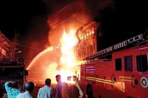 ഓർക്കാട്ടേരിയിൽ വൻ തീപ്പിടിത്തം: സ്ഥാപനങ്ങൾക്ക് വൻ നാശനഷ്ടം; ആളപായമില്ല