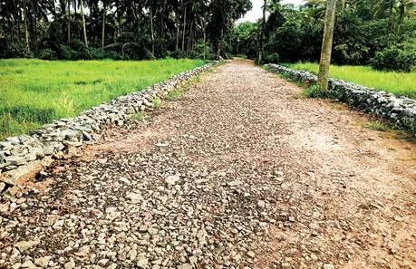 ഗതാഗതയോഗ്യമാകുന്നതും കാത്ത് ഗ്രാമീണറോഡുകൾ