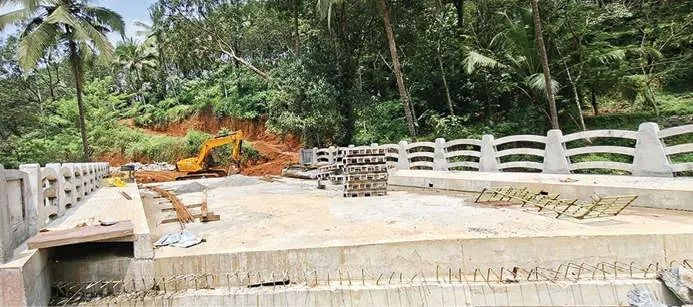 അപ്രോച്ച് റോഡിൽ തോടിനു കുറുകേയുള്ള പാലം നിർമാണം പൂർത്തിയായി