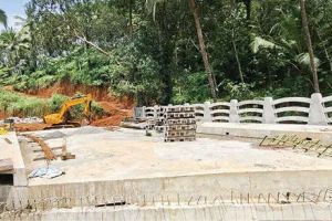 അപ്രോച്ച് റോഡിൽ തോടിനു കുറുകേയുള്ള പാലം നിർമാണം പൂർത്തിയായി