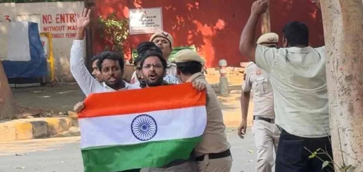 ജന്തർ മന്തറിൽ സിജെപി നടത്തിയ മിന്നൽ പ്രതിഷേധം; സൗരവ് ദാസ്, അശുതോഷ് റാങ്കെ എന്നിവർക്കെതിരെ എഫ്ഐആർ