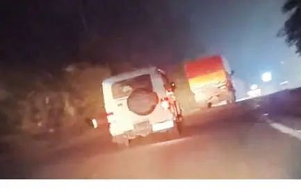 രാത്രിയിൽ കക്കൂസ് മാലിന്യം തള്ളാൻ നമ്പർപ്ലേറ്റില്ലാത്ത ലോറി; അതിസാഹസികമായി പിന്തുടർന്ന് തിരുവമ്പാടി പോലീസ്