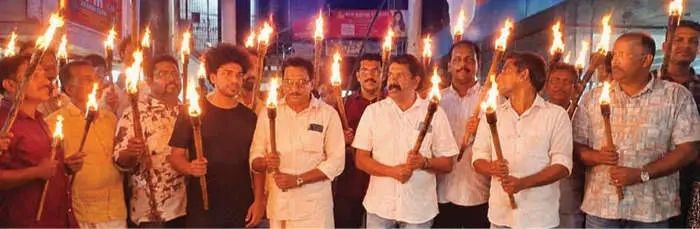 യു.പി.ഐ. ഇടപാടിന് തുക ഈടാക്കൽ: വ്യാപാരികൾ പന്തംകൊളുത്തി പ്രകടനം നടത്തി