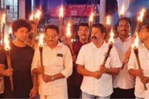 യു.പി.ഐ. ഇടപാടിന് തുക ഈടാക്കൽ: വ്യാപാരികൾ പന്തംകൊളുത്തി പ്രകടനം നടത്തി