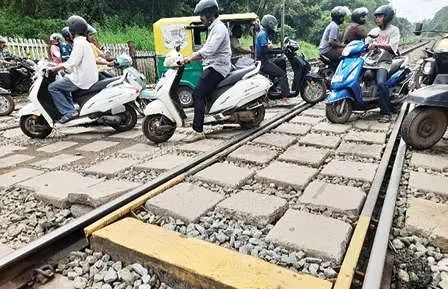 മൂരാട് റെയിൽവേ പാലം കമ്മിഷൻ: കോട്ടക്കൽ റെയിൽവേ ഗേറ്റിൽ യാത്ര ദുഷ്കരമായി തുടരുന്നു