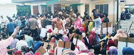 മണിയൂർ പോക്‌സോ കേസ്: പോലീസിന്റെ സംരക്ഷണത്തിനെതിരെ പ്രതിഷേധം; പയ്യോളി പോലീസ് സ്റ്റേഷൻ മാർച്ചിൽ സംഘർഷം