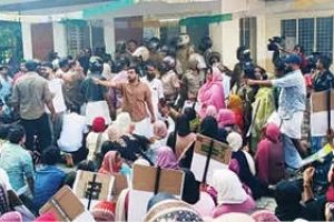 മണിയൂർ പോക്‌സോ കേസ്: പോലീസിന്റെ സംരക്ഷണത്തിനെതിരെ പ്രതിഷേധം; പയ്യോളി പോലീസ് സ്റ്റേഷൻ മാർച്ചിൽ സംഘർഷം