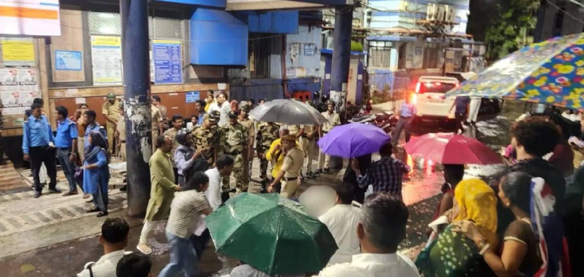 കൊൽക്കത്തയിൽ ദുർഗാ പൂജയ്ക്കിടെ തിക്കും തിരക്കും: 19 പേർക്ക് ദാരുണാന്ത്യം