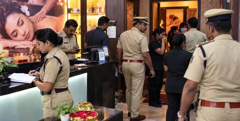 കോഴിക്കോട് നഗരത്തിൽ സ്പാകളിൽ പൊലീസിന്റെ മിന്നൽ റെയ്ഡ്; 20 സ്ഥാപനങ്ങൾ പൂട്ടിച്ചു, നാല് പേർ അറസ്റ്റിൽ