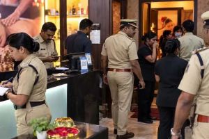 കോഴിക്കോട് നഗരത്തിൽ സ്പാകളിൽ പൊലീസിന്റെ മിന്നൽ റെയ്ഡ്; 20 സ്ഥാപനങ്ങൾ പൂട്ടിച്ചു, നാല് പേർ അറസ്റ്റിൽ