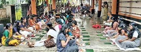 നവരാത്രിപ്രഭയിൽ ഭക്തിനിർഭരമായി ക്ഷേത്രങ്ങൾ; പവിത്രചടങ്ങുകളും വിദ്യാരംഭവും തിങ്കൾ മുതൽ
