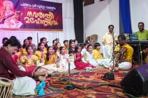 ന്യൂമാഹി പരിമഠം ശ്രീ ദുർഗ്ഗാ ക്ഷേത്രത്തിൽ നവരാത്രി ആഘോഷങ്ങളുടെ ഭാഗമായി നടന്ന വിഖ്യാത സംഗീതജ്ഞൻ യു ജയൻ മാസ്റ്റരും ശിഷ്യരും അവതരിപ്പിച്ച സംഗീതാർച്ചന.