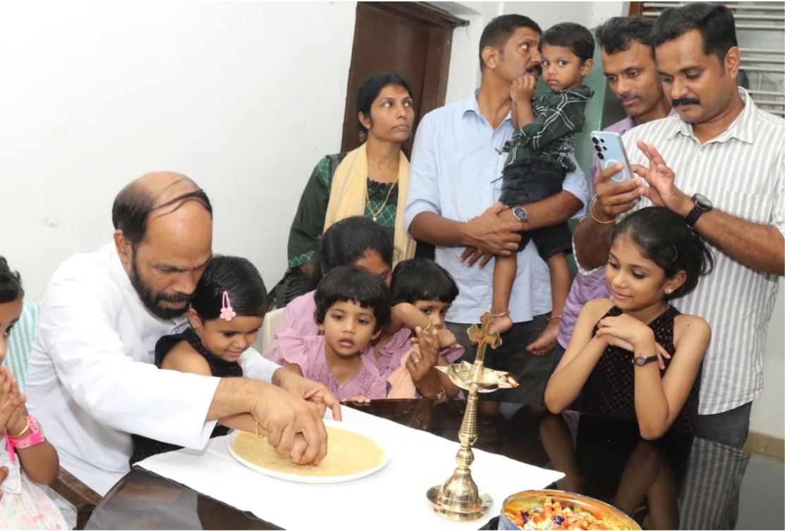 മയ്യഴി മാതാവിന്റെ സവിധത്തിൽ കുരുന്നുകൾക്ക് അക്ഷര മധുരം