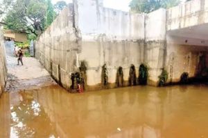 വടകര പൂവാടൻ ഗേറ്റ് അടിപ്പാതയിൽ മേൽക്കൂര നിർമാണം തുടങ്ങി; വെള്ളക്കെട്ടിന് പരിഹാരമാകുമെന്ന് പ്രതീക്ഷ