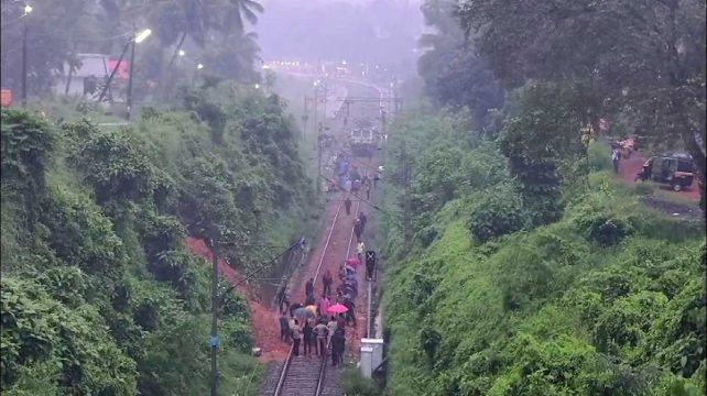 പാറശ്ശാലയിൽ റെയിൽവേ ട്രാക്കിലേക്ക് മണ്ണിടിഞ്ഞുവീണു; ബിലാസ്പൂർ-തിരുനെൽവേലി എക്സ്പ്രസ് ട്രെയിൻ എഞ്ചിൻ പാളം തെറ്റി