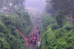 പാറശ്ശാലയിൽ റെയിൽവേ ട്രാക്കിലേക്ക് മണ്ണിടിഞ്ഞുവീണു; ബിലാസ്പൂർ-തിരുനെൽവേലി എക്സ്പ്രസ് ട്രെയിൻ എഞ്ചിൻ പാളം തെറ്റി