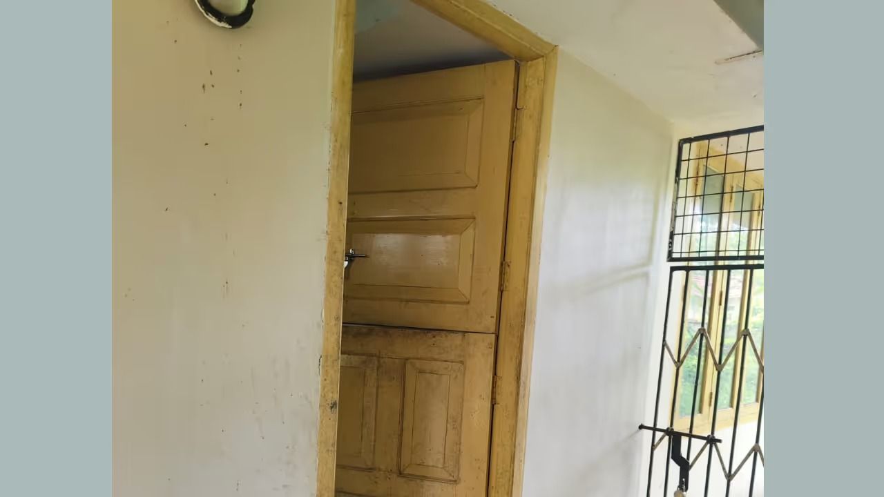 പൂട്ടിയിട്ട വീട് കുത്തിത്തുറന്ന് മോഷണം; നഷ്ടപ്പെട്ടത് നാലുലക്ഷത്തോളം രൂപയുടെ സാധനങ്ങൾ