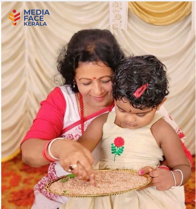 ആദ്യക്ഷരത്തിലൂടെ അറിവിന്റെ ലോകത്തേക്ക്; 15 കുരുന്നുകൾക്ക് അക്ഷരദീപം പകർന്ന് വിജയദശമി :ഡോ .എം .എസ് . സുനിൽ