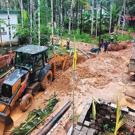 തോന്നുമ്പോൾ പൈപ്പിടും, തോന്നുമ്പോൾ നിർത്തും: ജൽജീവൻ പദ്ധതിയിലെ അശാസ്ത്രീയ പ്രവൃത്തി കാരണം മേമുണ്ട-അമരാവതി റോഡിൽ തീരാദുരിതം