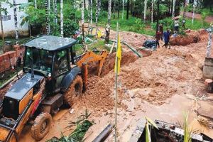 തോന്നുമ്പോൾ പൈപ്പിടും, തോന്നുമ്പോൾ നിർത്തും: ജൽജീവൻ പദ്ധതിയിലെ അശാസ്ത്രീയ പ്രവൃത്തി കാരണം മേമുണ്ട-അമരാവതി റോഡിൽ തീരാദുരിതം