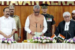 കേരളത്തിന്റെ  29ാമത് ​ഗവർണറായി ഓം പ്രകാശ് മാഥൂർ; സത്യപ്രതിജ്ഞ ചെയ്ത് ചുമതലയേറ്റു, സത്യവാചകം ചൊല്ലിക്കൊടുത്ത് ഹൈക്കോടതി ചീഫ് ജസ്റ്റിസ്