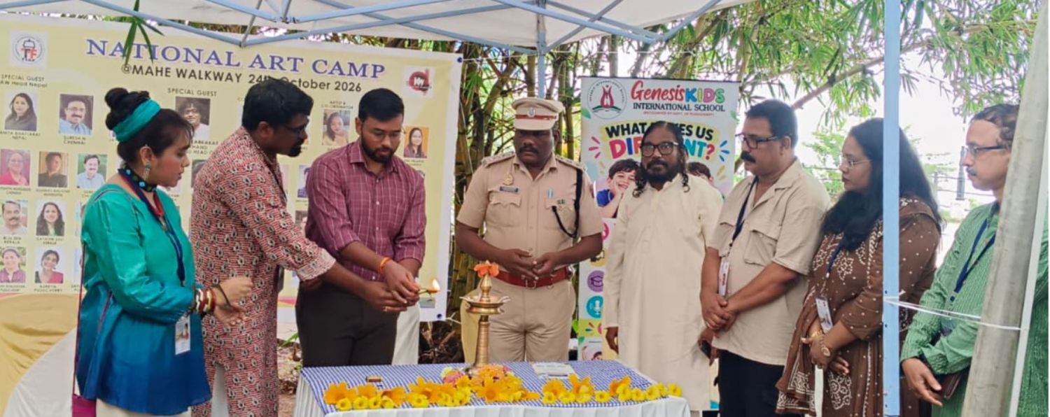 മയ്യഴിപ്പുഴയുടെ തീരങ്ങൾ വർണ്ണാഞ്ചിതമായി.
