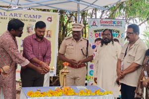 മയ്യഴിപ്പുഴയുടെ തീരങ്ങൾ വർണ്ണാഞ്ചിതമായി.