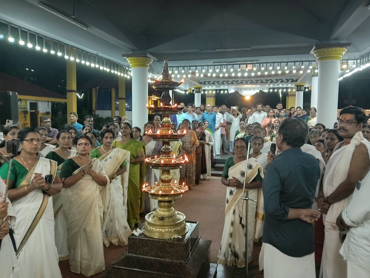 ഒരു ലോകം ഒരു പ്രാർത്ഥന: ജഗന്നാഥ ക്ഷേത്രാങ്കണം പ്രാർത്ഥനാനിർഭരമായി.