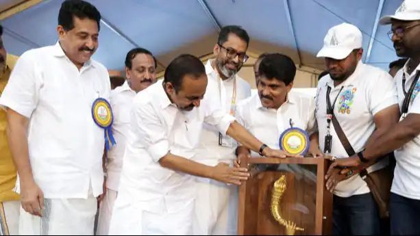 ഉദ്ഘാടനച്ചടങ്ങിന്റെ ശോഭ കെടുത്തി ദീപശിഖാ വിവാദം: പി.ടി. ഉഷയ്ക്ക് പകരം ദീപശിഖ കൊളുത്തി മുഖ്യമന്ത്രി