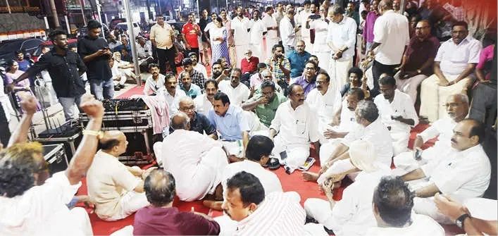 ബീച്ചിലും അലയടിച്ച് ജന്തർ മന്തർ: തിരഞ്ഞെടുപ്പ് കമ്മിഷണറുടെ രാജി ആവശ്യപ്പെട്ട് കോഴിക്കോട് സമരം തുടങ്ങി