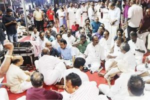 ബീച്ചിലും അലയടിച്ച് ജന്തർ മന്തർ: തിരഞ്ഞെടുപ്പ് കമ്മിഷണറുടെ രാജി ആവശ്യപ്പെട്ട് കോഴിക്കോട് സമരം തുടങ്ങി