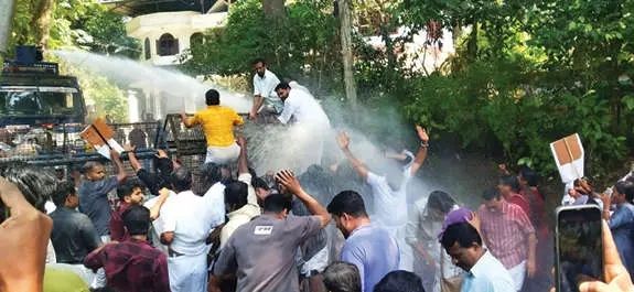 മണിയൂർ പോക്സോ കേസ്: കർമസമിതിയുടെ എസ്.പി. ഓഫീസ് മാർച്ചിൽ സംഘർഷം; പോലീസ് ജലപീരങ്കി പ്രയോഗിച്ചു