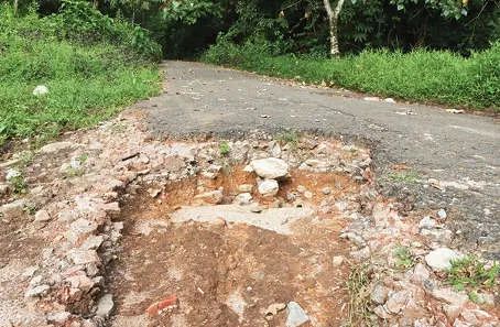 കരിഞ്ചോല-എട്ടേക്ര റോഡ് തകർന്നു: അടിഭാഗത്തെ മണ്ണിടിച്ചിലും ഗർത്തങ്ങളും അപകടഭീഷണിയുയർത്തുന്നു