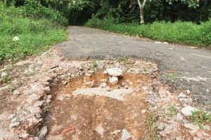 കരിഞ്ചോല-എട്ടേക്ര റോഡ് തകർന്നു: അടിഭാഗത്തെ മണ്ണിടിച്ചിലും ഗർത്തങ്ങളും അപകടഭീഷണിയുയർത്തുന്നു