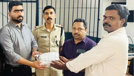 റോഡിൽനിന്ന് കിട്ടിയ 10.5 ലക്ഷം രൂപ സ്റ്റേഷനിലേൽപ്പിച്ചു; ഉടമകൾക്ക് തുക തിരികെ നൽകി മാതൃകയായി ഓട്ടോ തൊഴിലാളിയും ബാങ്ക് ജീവനക്കാരനും