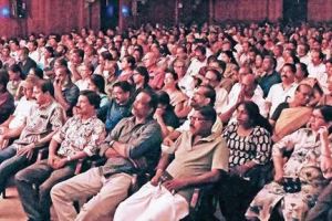 നാടകോത്സവത്തിന് മികച്ച പ്രതികരണം: വടകരയിൽ നിറഞ്ഞ സദസ്സിൽ നാടകങ്ങൾ അരങ്ങേറുന്നു