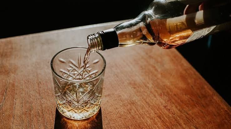 മദ്യം വാങ്ങാൻ 23 വയസ്സ് നിർബന്ധം: ബാറുകളിൽ ആധാർ പരിശോധന കർശനമാക്കാൻ ഉത്തരവ്